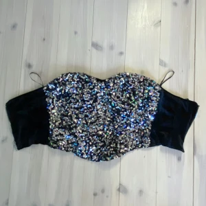 Topp - Säljer denna toppen pågrund av att jag köpte fel storlek 🖤storlek xs