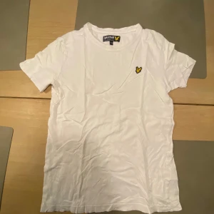 Vit t-shirt från Lyle & Scott - Säljer en klassisk vit t-shirt från Lyle & Scott. Storlek 12/13 år. Kan fraktas eller hämtas i Skövde mvh Lukas.