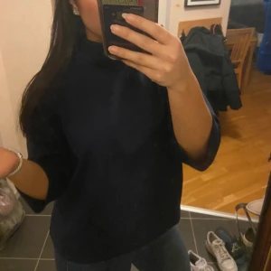 Mörkblå Carin Wester tröja - Sååå fin Carin Wester tröja som inte kommer till användning💕I princip oanvänd, lånade bilder från förra ägaren!