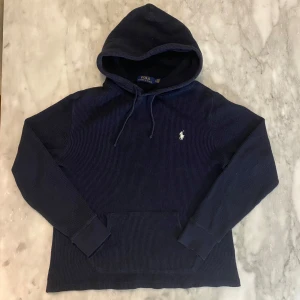 Mörkblå stickad Ralph Lauren hoodie  - Skick: 8,5/10  Märke: Ralph Lauren   Storlek: M  Färg: Mörkblå ✅Tar även byten på allt 
