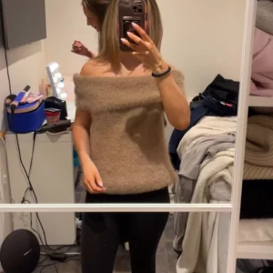 Beige offshoulder topp - Säljer denna helt nya och oanvända tröjan från design by si, den här prislappen kvar!💕storlek XS/S men passar även större beroende på passformen