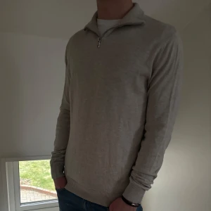 Sandfärgad zip - Säljer en sanfärgad zip tröja från Jack&Jones . Den är mjuk och bekväm, idealisk för både vardag och mer uppklädda tillfällen | Storlek: M | Skicket på tröjan är bra utan några stora defekter - Pris: 199kr - Nypris: 600kr - Skriv vid funderingar!