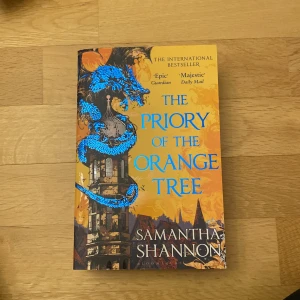 The Priory of the Orange Tree - Säljer boken 'The Priory of the Orange Tree' av Samantha Shannon på engelska. En internationell bästsäljare med en fängslande berättelse om en värld i splittring, en drottning utan arvinge och en uråldrig fiende som vaknar. Perfekt för fantasyälskare som söker episka äventyr och magiska världar.