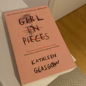 Girl in Pieces - Säljer boken 'Girl in Pieces' av Kathleen Glasgow. En internationell bästsäljare med en gripande berättelse om en ung tjejs kamp och återhämtning. Perfekt för dig som gillar starka och känslosamma romaner.