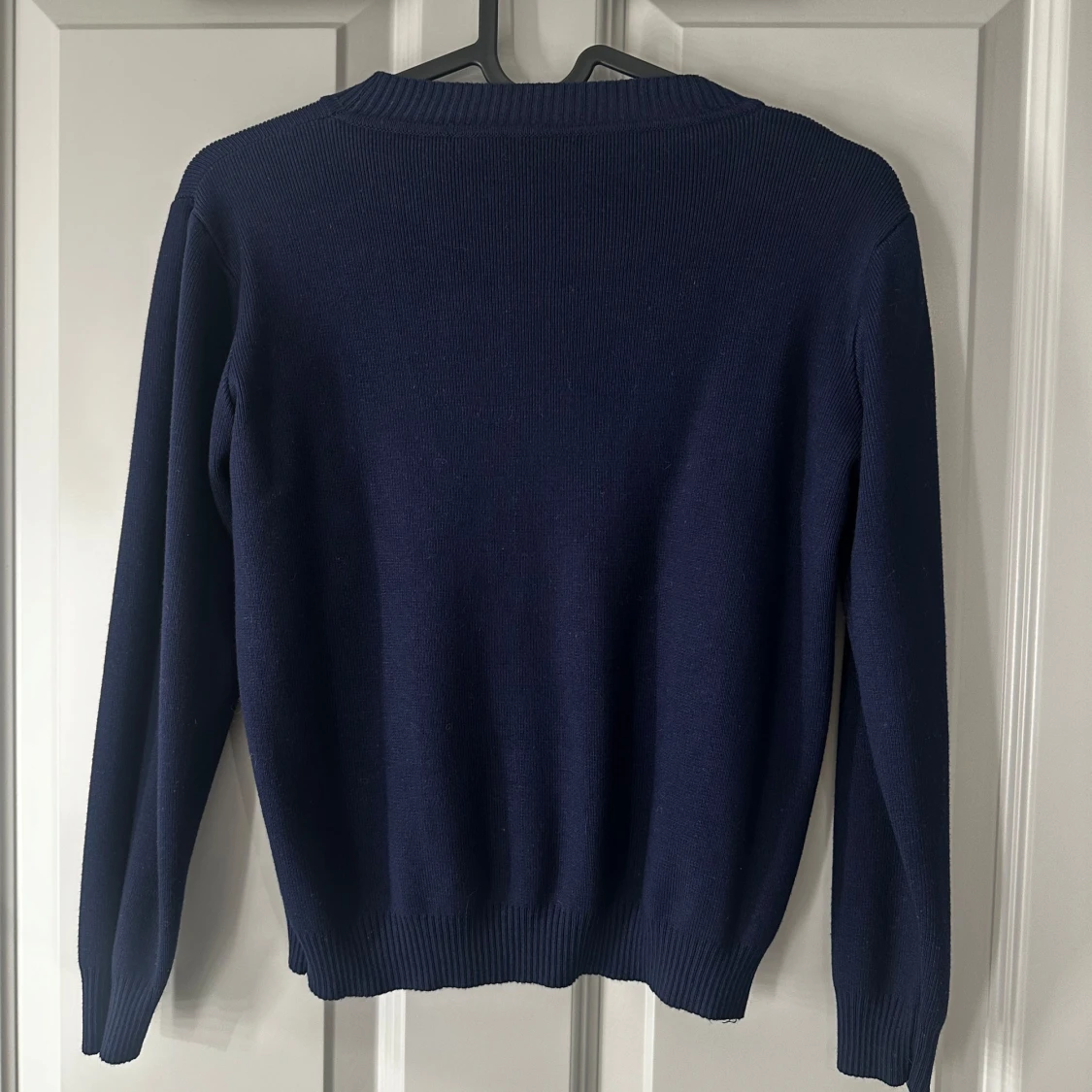 Mörkblå stickad tröja - 1