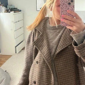 Rutig kappa - Säljer en snygg rutig kappa som passar till allt. Perfekt nu både för våren men super och kan ha till och med på vintern. Fickrona har tyvär gått sönder men har sytt igen båda men de kan man göra bättre om man vill själv. Nypris är ca 1600