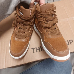 Bruna sneakers från Fila - Snygga bruna sneakers från Fila med hög design och snörning. Skorna har en kombination av skinn och mocka, vilket ger en stilren look. De har en vit sula med Fila-logga och en robust yttersula för bra grepp. Shoes are new with original tags. 