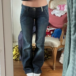 Mörkblå bootcut jeans - Snygga mörkblå bootcut jeans från mango med låg midja och detalj bak, jätte bra skick, jag är 164