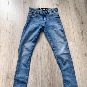 Blå skinny jeans från Karve - Snygga blå skinny jeans från Karve i en klassisk denimstil. De har en smal passform och är perfekta för en stilren look. Jeansen har fem fickor och en dragkedja med knappstängning. Köpte dom för 1000kr men bara använda ett tio tal gånger