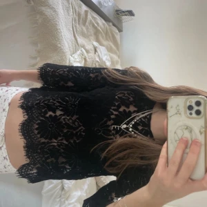 Spets tröja/topp med trekvartsärm  - SNYGGASTE toppen/tröjan som är perfekt för fest eller andra uppklädnadstillfällen. Den är helt ny och aldrig använd, samt säljs inte längre❣️