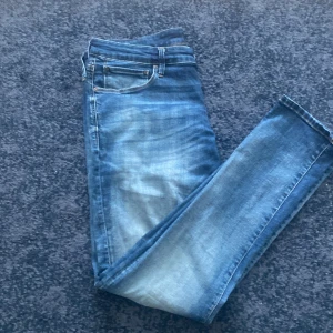 Jack and Jones jeans - Sköna jeans med tvätt. Skick 9/10 använda ett år gånger och om funderingar finns är det bara att fråga ‼️‼️‼️