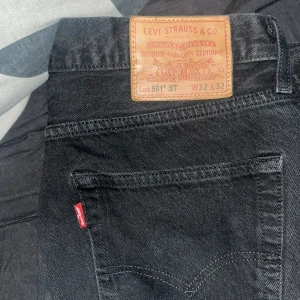 Svarta Levi's 501 jeans - Säljer mina Levis 501 svarta jeans. Använder inte mer. Är typ ganska ny