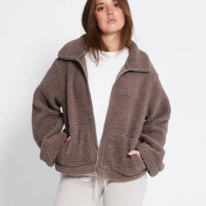 Brun teddyjacka  - Slutsåld lager 157 jacka!! Pris lappen är fortfarande kvar. Modellen på bilden är 175 och har storlek S. Pris kan diskuteras