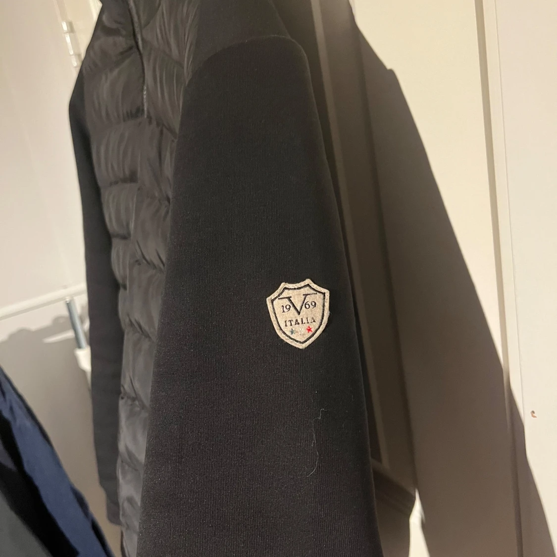 Svart jacka med huva från 19V69 Italia - 2