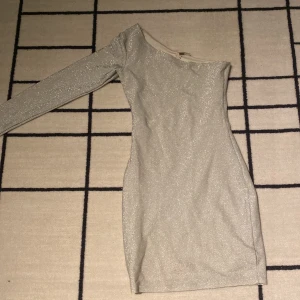 Glitter klänning - Otroligt glittrig klänning i bra skick. Dubbel tyg (ej genomskinlig) Inga ”skador”  Xxs-Xs Köparen betalar för frakt 💞