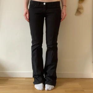 Replay jeans - Säljer ett par supersöta lågmidjade svarta jeans!😊Midjemåttet är ca 41cm och innerbensmåttet är 84cm. Säljer pga att dem tyvärr var försmå för mig. De är lite slitna längst ner som man kan se på näst sista bilden, men annars i bra skick! Hör av er ifall ni har några mer frågor!💗
