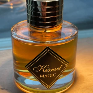 Kismet Magic/Angel - Maison Alhambra Kismet Magic - dvpe på klIian Angels share. Unisex, perfekt för hösten och våren. Helt ny & oanvänd - 100 ml. Det är en god och sofistikerad doft, men är inte riktigt min smak. Skicka ett dm vid frågor 👊