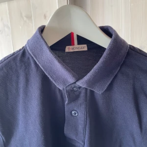 Moncler piké - Säljer denna feta moncler pikén perfekt till sommaren i storlek S, väldigt bra skick// hör av er vid funderingar!