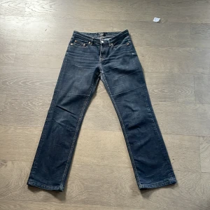 Mörkblå  jeans från Filippa K - Snygga mörkblå  jeans från Filippa K med klassisk femficksdesign och knappgylf. Perfekta för en stilren look. Tillverkade i slitstarkt denim.
