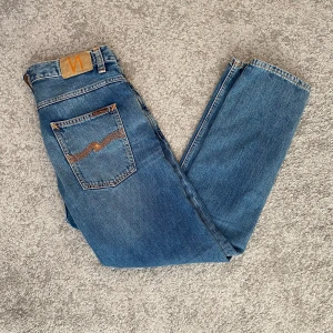 Nudie Jeans  - Blå jeans från nudie, mycket bra skick, inget slitage, inga defekter, storlek W32, L28