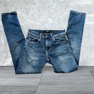 Replay Jeans Herr - Ett par slitna replay jeans herr storlek 29 Ops Lite slitningar vid foten och en hängande flärp men går att fixa! 