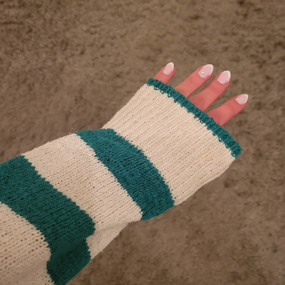 En jättefin stickad tröja som jag använt några gånger, superfin att ha över ett linne eller en bikini på sommaren! Den är tunn och lite genomskinlig men är i perfekt skick🩷 Lite lång i armarna men inte något som är störigt!🩷. Neuleet.