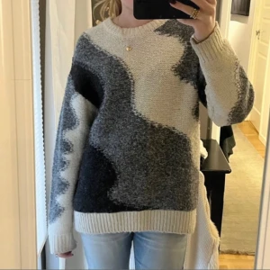 Stickad tröja med mänster - Säljer denna tröja!!