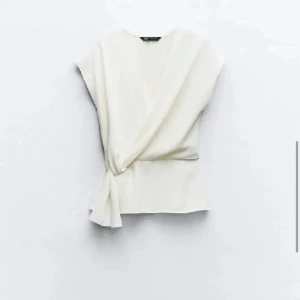 Vit omlottopp från Zara - Elegant vit omlottopp från Zara.  Använd få gånger 