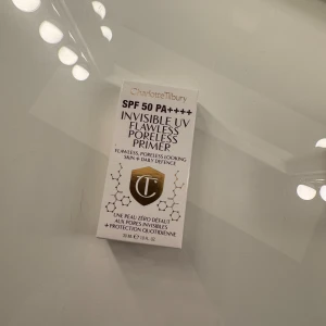 Invisible UV Flawless Poreless Primer SPF 50 - Charlotte Tilbury Invisible UV Flawless Poreless Primer med SPF 50 PA++++.  Helt oanvänd i 30 ml. 