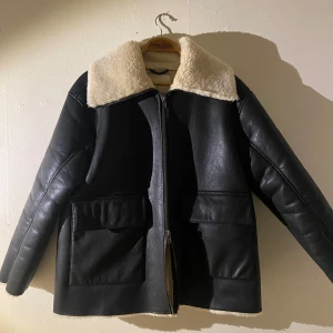 Svart skinnjacka med foder - Snygg svart skinnjacka med vit fuskpälsfoder och krage. Oversized modell. 