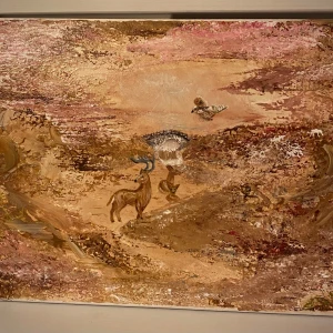 Abstrakt konst - Färgerna går i jordnära toner som brunt, beige och rosa, vilket ger en varm och naturlig känsla. Texturen är rik och detaljerad, vilket ger djup åt verket.