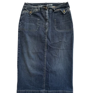 Blå jeanskjol med fickor - Snygg blå jeanskjol med klassiska fickor fram och bak. Kjolen har en normal passform och är perfekt för en trendig och stilren look!