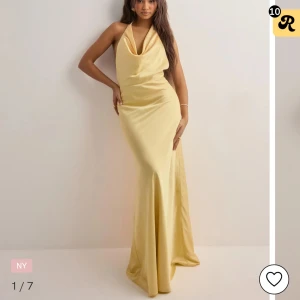 Gul satin balklänning!! - Så snygg balklänning som är köpt ifrån Nelly och heter ”Halter Bow Dress Light Yellow”☺️Den är helt oanvänd och lappen sitter kvar!! Den är väldigt populär och slutsåld💕Säljer pågrund av att jag ska ha en annan balklänning!! Storlek 38 men passar mig som brukar ha 36/38☺️