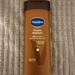 Vaseline Cocoa Radiant Body Lotion - Vaseline Cocoa Radiant body lotion med 48 timmars fuktgivande effekt. Innehåller ren kakaosmör för att boosta återfuktning och lyster. Perfekt för att vårda torr hud och ge en mjuk känsla.