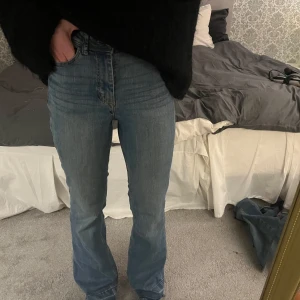 Blå bootcut jeans - Snygga blå bootcut jeans med hög midja. Perfekta för en avslappnad stil. De har en klassisk femficksdesign och en bekväm passform.