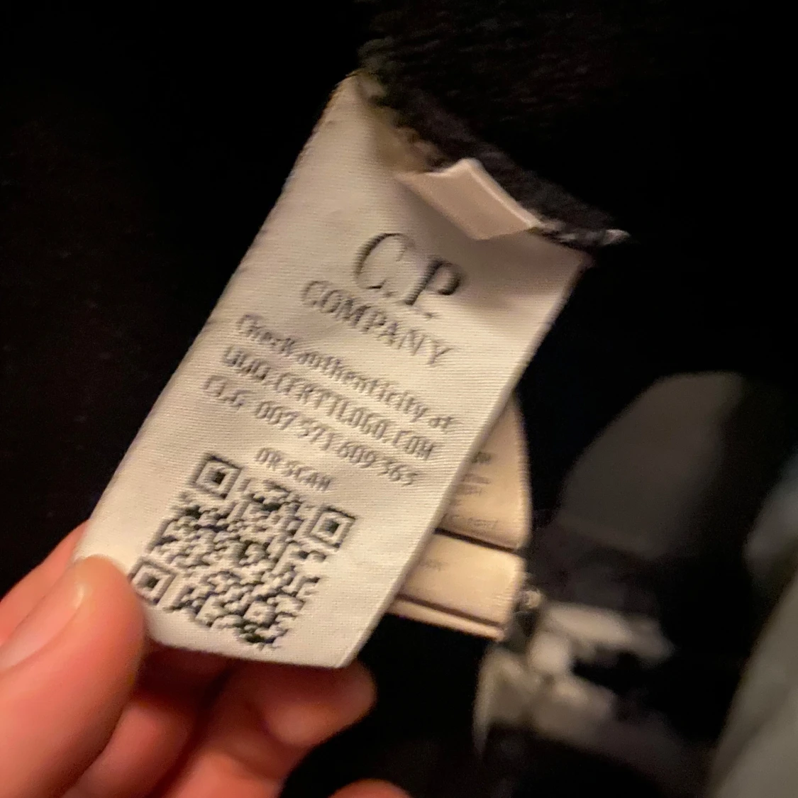 Svart hoodie med huva och glasögon från C.P. Company - 1