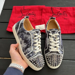 Louboutin  - Säljer dessa extremt feta men även sjukt sällsynta loubs! Självklart äkta. Size 40 fits 41 -42! Skick 9/10! 2 st dustbags  ingår. Hör av dig vid minsta fundering ✌️