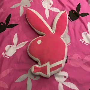 Rosa kudde från Playboy - Rosa Playboy kudde i bra skick🩷🛍️ snygg att ha på sängen. Säljer även en svart!