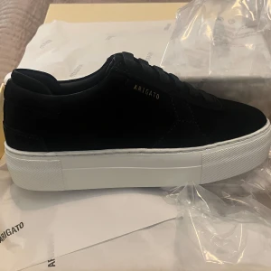 NYA Axel arigato sneakers - NYA, OANVÄNDA sneakers från Axel Arigato. Kommer i låda, finns kvitto. Storlek 36. Ordinariepris 2500kr