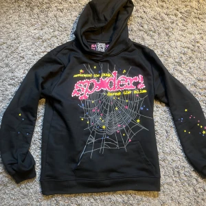 Sp5der hoodie - Cool svart hoodie från Sp5der med färgglad spindelnätsdesign och stjärnor. Tvär fet, mycket lite använd.