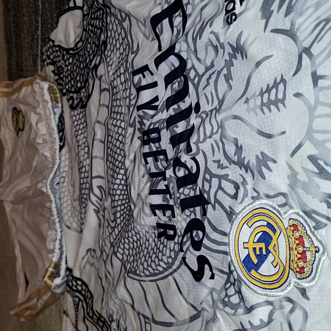 Vit Real Madrid fotbollströja med drakmönster. Cristiano Ronaldo nummer 7 - 3