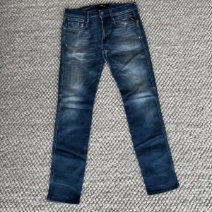 REPLAY ANBASS HYPERFLEX  - Replay anbass hyperflex jeans - Slim fit passform - Storlek W31/L32 - Nypris runt 1800kr -  Deluxecloset