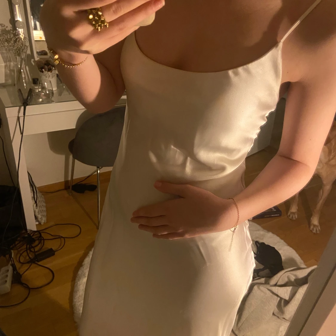 Vit axelbandslös klänning