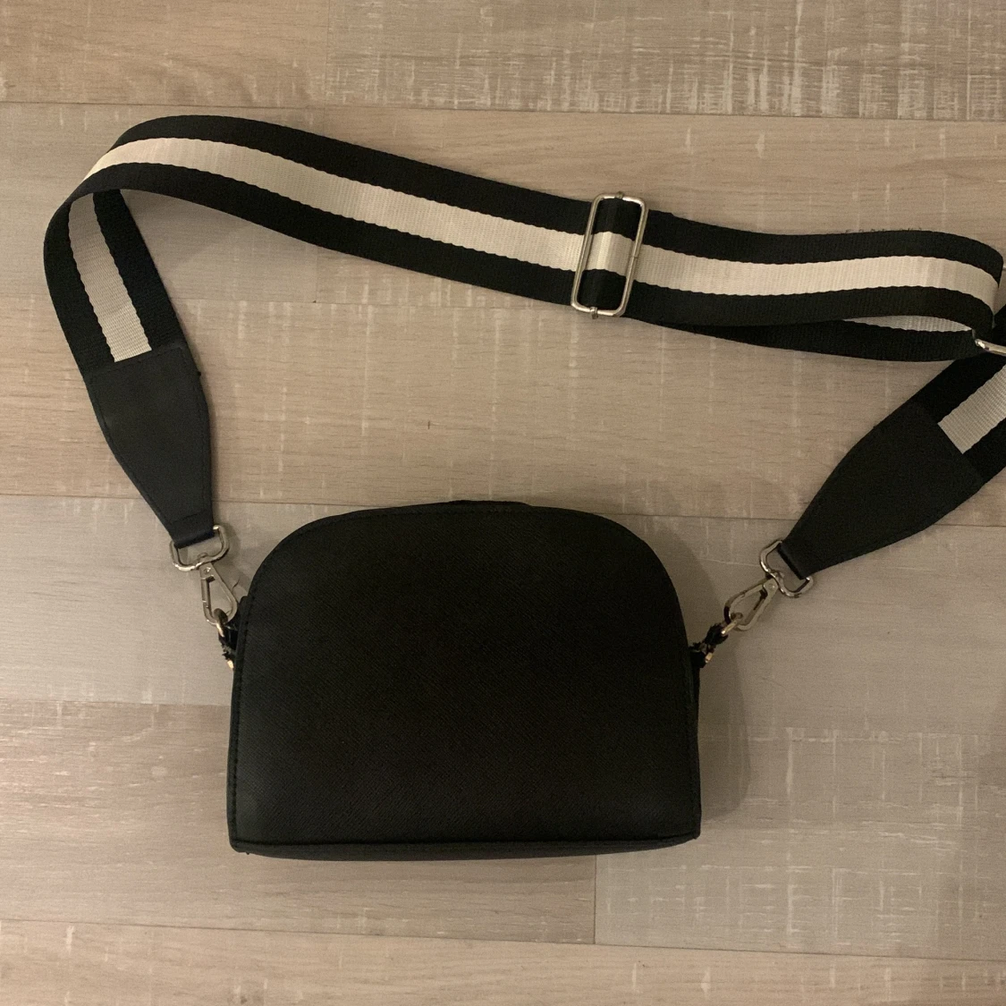 Svart axelväska med randigt band - 1