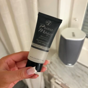 W7 Prime Magic Primer - Säljer en W7 Prime Magic Primer i en smidig tub som förbereder huden för smink. Aldrig använd. Nypris är 60kr.
