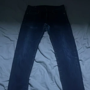 Mörkblå jeans från G-Star RAW - Snygga mörkblå jeans från G-Star RAW, modell 3301 Slim. De har en slim passform och klassisk femficksdesign. Perfekta för en stilren look.PRIS KAN DISKUTERAS VID SNABB AFFÄR