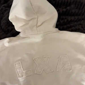 Beige hoddie från LXA - Säljer nu min hoddie från 'LXA' labels då den inte kommer till användning.