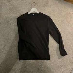 Uniqlo stickad tröja - Säljer denna snygga, knappt använda stickade, mörgråa o stickade tröja från Uniqlo. Den är i perfekt skick då den endast använts fåtal gånger. Materialet är merinoull. Skriv vid minsta fråga🙌