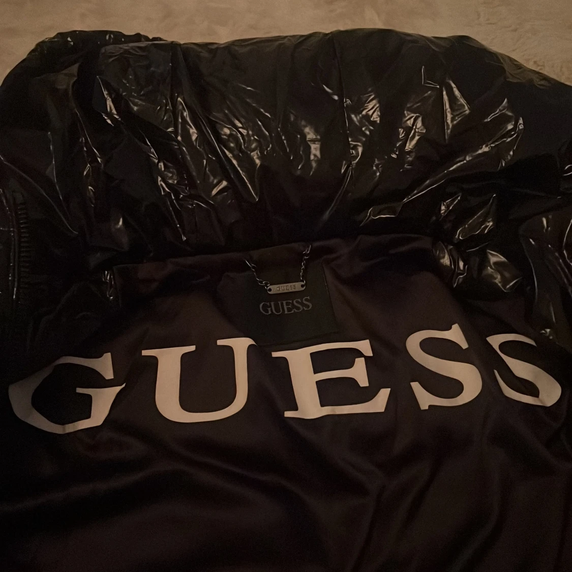 Svart glansig pufferjacka från Guess - 2