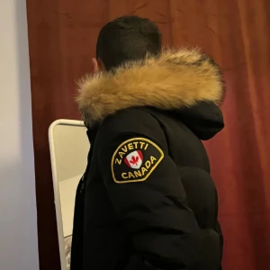 Zavetti Canada Jacka  - En mycket fin och väll omhändertagen zavetti Canada jacka i storlek XS. Inga anmärkningar, samt rök och djurfri .Säljer den nu då den har blivit för liten.                                       Vid snabb affär kan priset diskuteras ⚡️⚡️